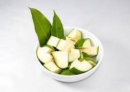 कापलेली आंबट कैरी  / Cut  Raw Mango (450-550 gms)