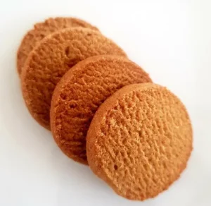 सेंद्रिय गूळ व  गावरान तूपतिल नाचणीचे बिस्किट /   Nachni (Finger Millet) Biscuits made with organic jaggery and Desi ghee.